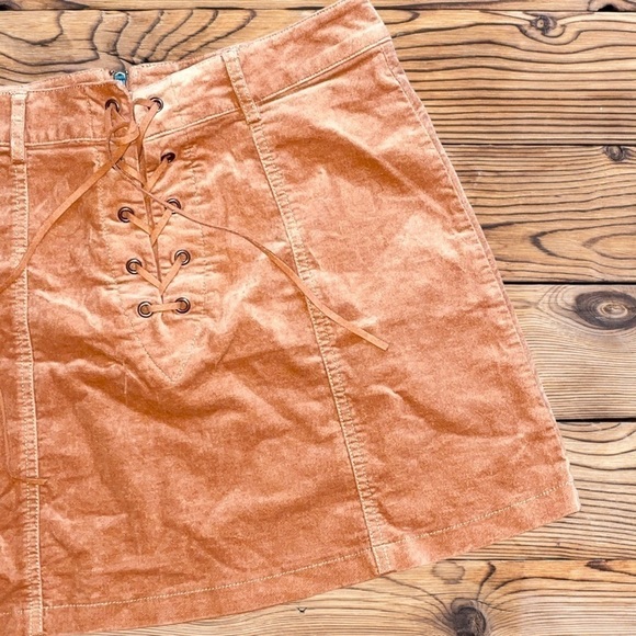 Forever 21 Women’s Size Medium Tan Suede Zippered Mini Skirt •Lace-Up Front NWOT - Picture 3 of 15